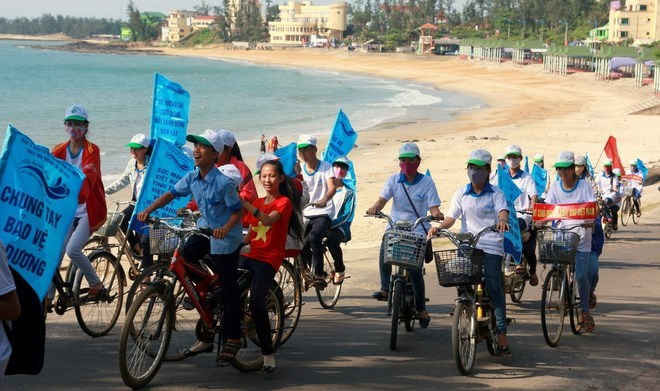 Học sinh đạp xe bảo vệ môi trường biển, đảo