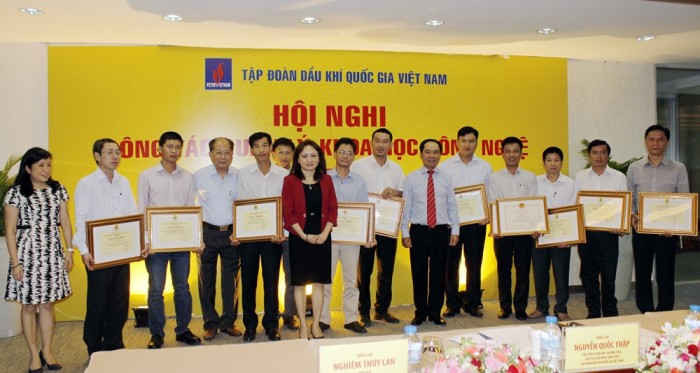 trao bằng công nhận 11 sáng kiến cấp cơ sở và Công đoàn Dầu khí Việt Nam trao bằng khen cho các tập thể và cá nhân có sáng kiến công nhận cấp Tập đoàn