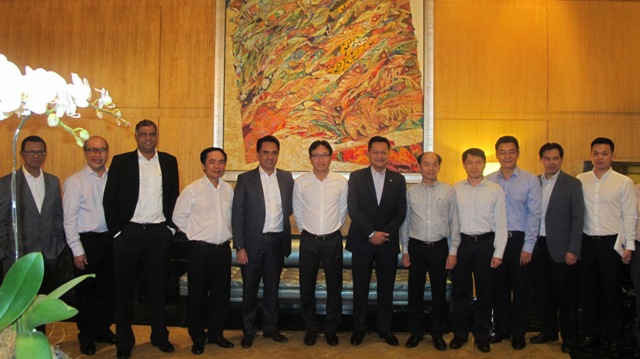 Tổng Giám đốc Tập đoàn Nguyễn Vũ Trường Sơn và đoàn công tác Tập đoàn chụp ảnh lưu niệm cùng Tổng Giám đốc Petronas Datuk Wan Zulkiflee bin Wan Ariffin và đoàn lãnh đạo cấp cao Petronas 