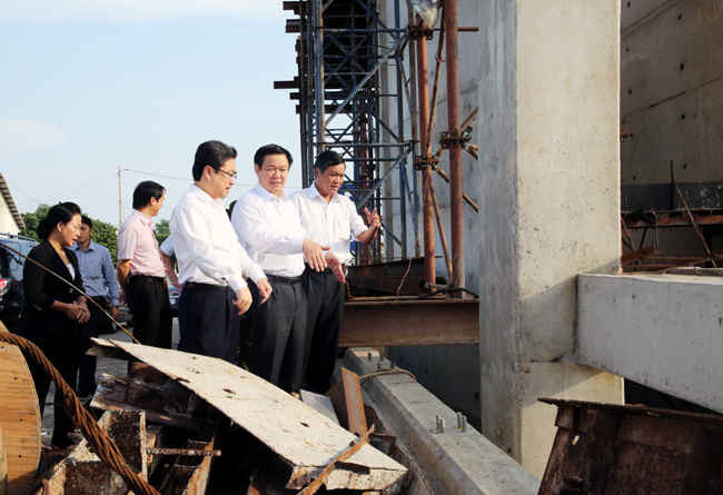 Phó Thủ tướng Vương Đình Huệ thăm cống ngăn mặn, thoát lũ Sông Kiên ở TP. Rạch Giá, tỉnh Kiên Giang.