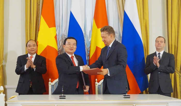 Chủ tịch HĐTV PVN ký kết một số văn bản hợp tác với các Tập đoàn Dầu khí Nga trước sự chứng kiến của Thủ tướng hai nước Việt Nam và Nga