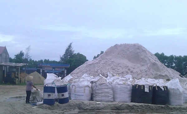Bãi tập kết cát trắng trái phép tại xã Thạch Hưng