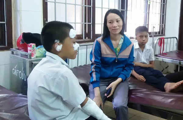 Các học sinh đang điều trị tại Bệnh viện Đa khoa tỉnh Đắk Lắk trong tình trạng bỏng nhiều vết trên cơ thể