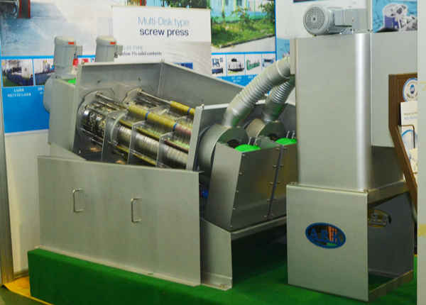 Các thiết bị xử lý môi trường nước đến từ các nước được trưng bày tại triển lãm