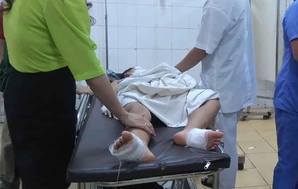 Em Doãn Sơn Tùng bị bỏng 11% cơ thể nên được gia đình xin chuyển viện xuống Bệnh viện Nhi đồng 2 (TP. Hồ Chí Minh) để điều trị