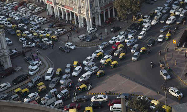 Delhi đã cấm tất cả các xe sử dụng động cơ diesel, xe taxi và xe SUV, đồng thời thử nghiệm lệnh cấm các xe biển chẵn - lẻ xen kẽ. Ảnh: Tsering Topgyal / AP