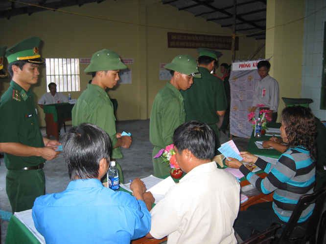 Nhân dân và bộ đội biên phòng tham gia bỏ phiếu
