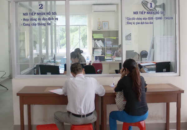 Làm thủ tục hành chính tại Văn phòng Đăng ký đất đai Đồng Nai