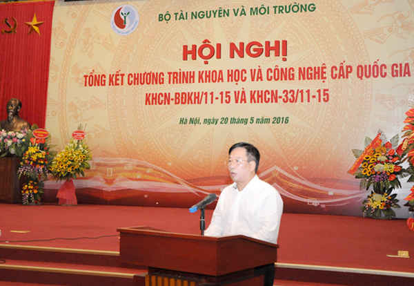 TS Nguyễn Thái Lai - nguyên Thứ trưởng Bộ TN&MT - Chủ nhiệm đề tài “Chương trình Khoa học và công nghệ phục vụ Chương trình mục tiêu Quốc gia ứng phó với biến đổi khí hậu” trình bày báo cáo tại hội nghị