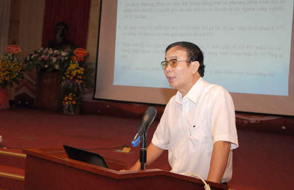 PGS.TS Lê Kế Sơn Chủ nhiệm chương trình KHCN - 33/11-15 trình bày báo cáo tại hội nghị