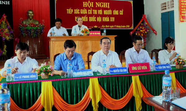 5 ứng cử viên Đại biểu Quốc hội thuộc đơn vị bầu cử số 2 tỉnh Quảng Bình trong hội nghị tiếp xúc cử tri. 