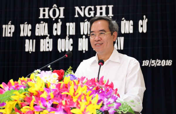 Ông Nguyễn Văn Bình phát biểu tại hội nghị tiếp xúc cử tri tỉnh Quảng Binhf ngày 19/5/2016. 