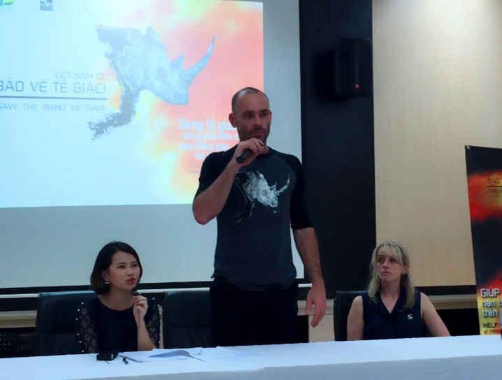 Paul Backthorne giới thiệu áo phông in hình vẽ tê giác gắn với phác họa bản đồ Việt Nam.