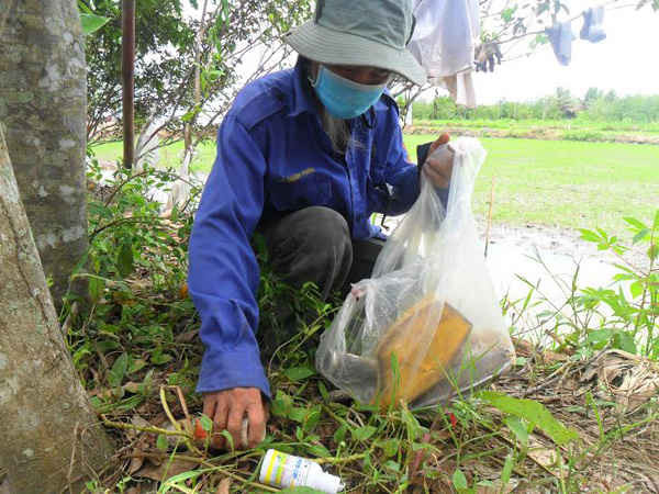 Ngoài việc thu gom rác trên các tuyến đường, trong những buổi đi ra đồng, Chú Hai thường cầm theo bọc để thu gom chai, lọ thuốc bảo vệ thực vật