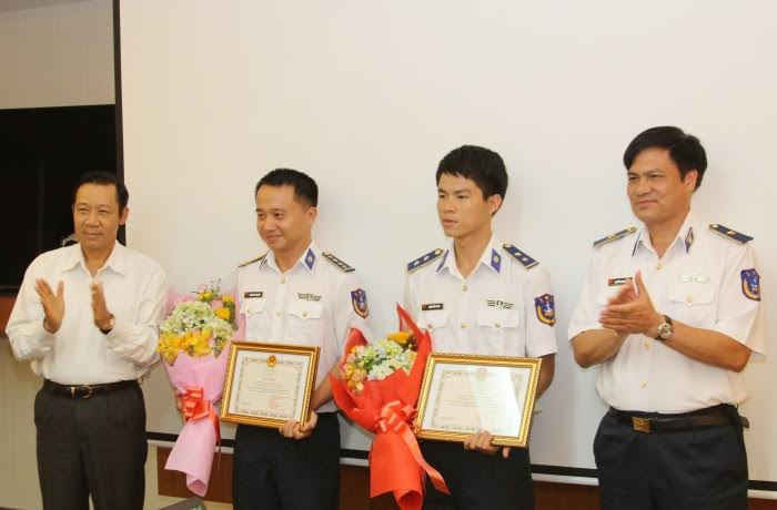 Thiếu tướng Nguyễn Quang Đạm - Tư lệnh BTL VCB VN và ông Nguyễn Thanh Nghị - Phó TGĐ PV Gas đã trao Giấy khen cho các tập thể đã có thành tích xuất sắc trong công tác tuần tra năm 2016