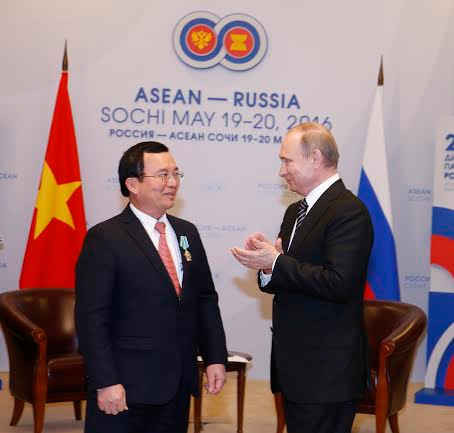 Tổng thống Nga V.Putin trao Huân chương Hữu nghị Liên bang Nga cho ông Nguyễn Quốc Khánh.