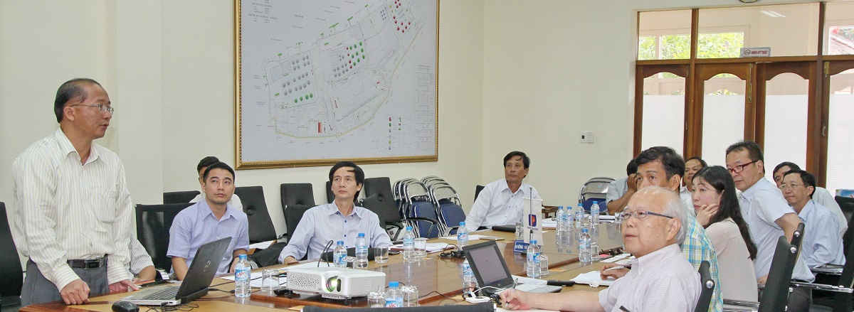 Phó trưởng phòng Công nghệ đầu tư Petrolimex Sài Gòn Lê Quang Khánh (bìa trái) giới thiệu tổng quan về hệ thống kỹ thuật tại TKNB