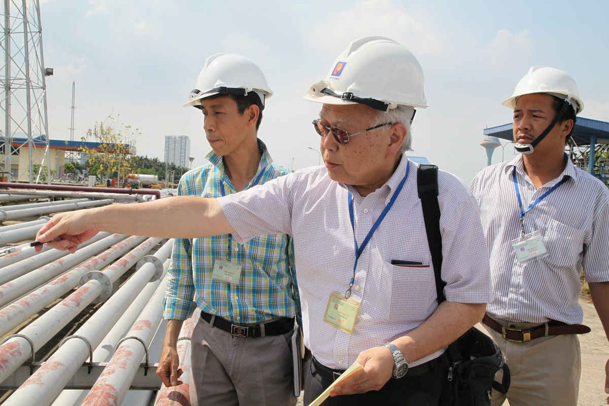 Quản lý cao cấp của Tập đoàn JX Shibuya Masahiko (giữa) cùng Đoàn khảo sát tham quan và đánh giá đường ống công nghệ xuất bộ, xuất thủy của Tổng kho