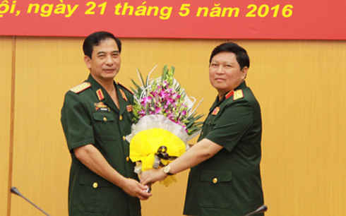 Đại tướng Ngô Xuân Lịch - Bộ trưởng Bộ Quốc phòng (bên phải) chúc mừng tân Tổng Tham mưu trưởng QĐND Việt Nam - Trung tướng Phan Văn Giang