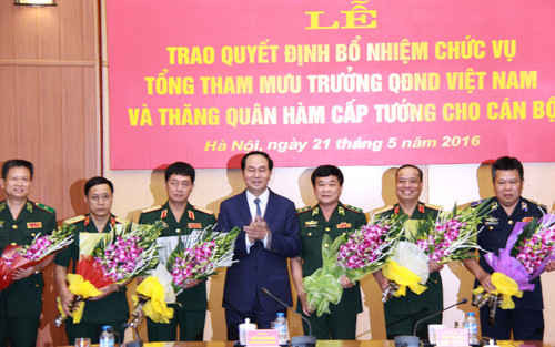 Chủ tịch nước Trần Đại Quang chúc mừng các sỹ quan cao cấp của quân đội được phong hàm cấp tướng