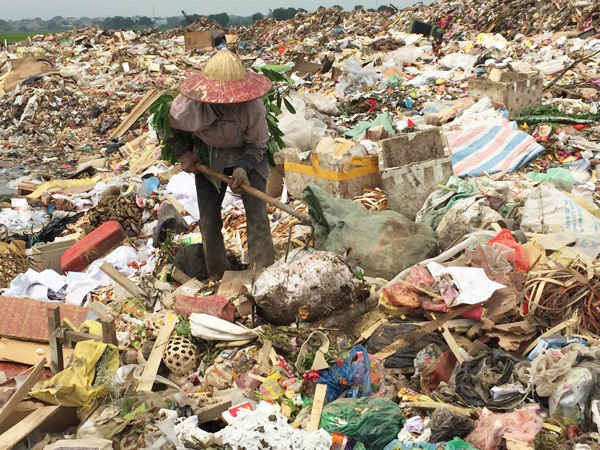 Nhiều người dân ở các xã lân cận phải kiếm sống bằng nghề tìm kiếm những đồ cũ có thể tái chế ở bãi rác xã Hữu Bằng