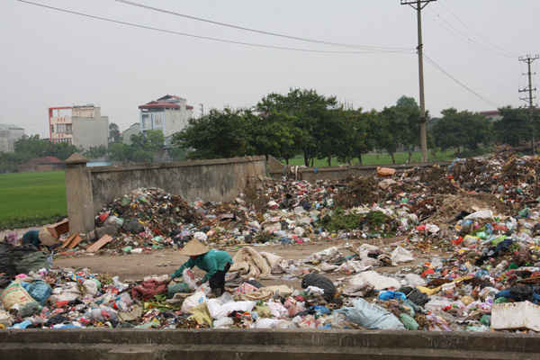 Mặc dù đã được quây tường bao nhưng bãi rác xã Phùng Xá vẫn không đủ sức chứa cho khoảng 10 – 13 tấn rác/ngày