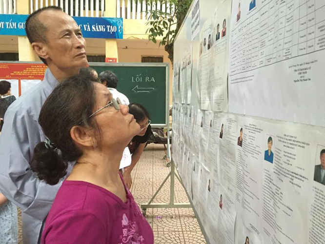 Bà Triệu Thị Yên - Phường Trung Tự (Đống Đa - Hà Nội)  nghiên cứu lại danh sách trước khi bỏ phiếu bầu đại biểu qh và hđnd các cấp