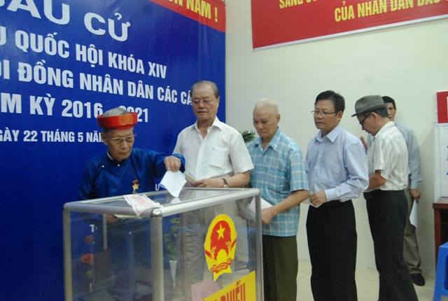 Cử tri phường Hà Cầu, quận Hà Đông bỏ phiếu tại điểm bầu cử số 4, phường Hà Cầu