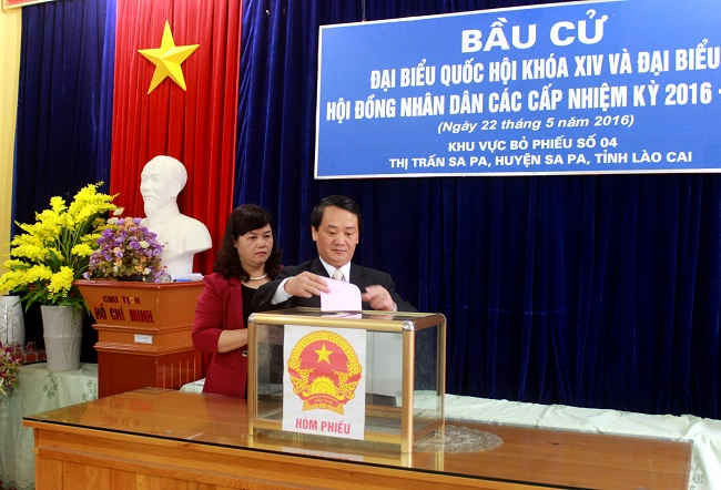 Ông Hầu A Lềnh, Ủy viên Ban Chấp hành Trung ương Đảng, Phó trưởng Ban Thường trực Ban Chỉ đạo Tây Bắc tham gia bỏ phiếu bầu cử tại huyện Sa Pa, tỉnh Lào Cai.