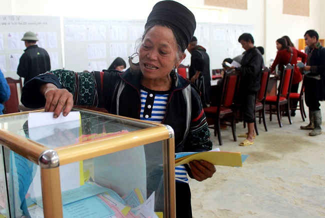 Cử tri xã vùng cao Sa Pả, huyện Sa Pa, tỉnh Lào Cai tham gia bỏ phiếu bầu cử.