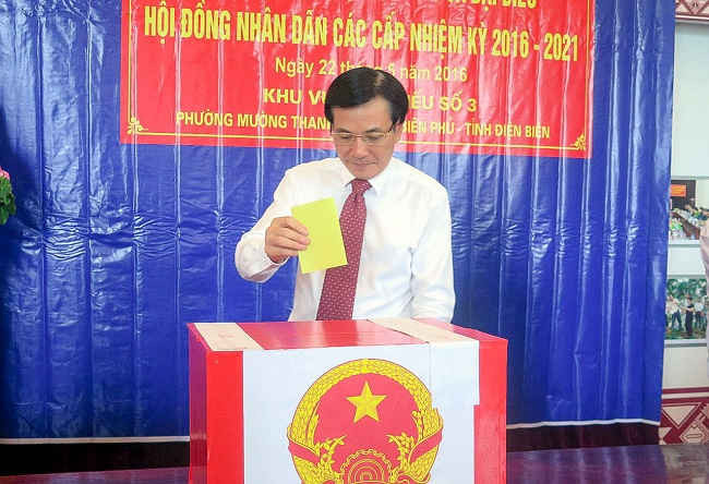 Ông Trần Văn Sơn, Ủy viên Trung ương Đảng, Bí thư tỉnh ủy Điện Biên tiến hành bỏ phiếu tại khu vực bỏ phiếu số 3 Phường Mường Thanh, TP Điện Biên Phủ.