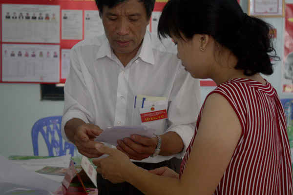 Cử trị được hướng dẫn cách bầu phiếu tại điểm bầu cử phường Xuân Phương, Q. Nam Từ Liêm, Hà Nội