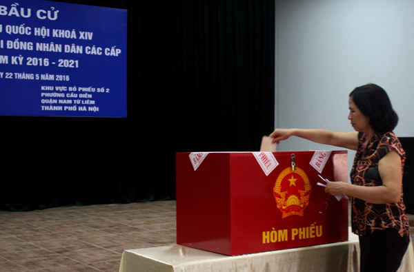 Cử tri bầu cử tại điểm bầu cử số 2, Phường Cầu Diễn, Q. Nam Từ Liêm, Hà Nội
