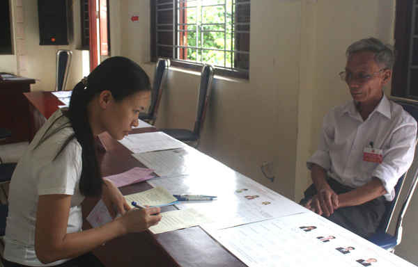 Cử tri chọn đại biểu mà mình bỏ phiếu bầu cử tại điểm bầu cử số 8, thôn Hậu Ái, xã Vân Canh, Hoài Đức, Hà Nội.