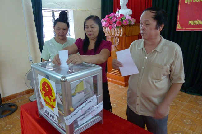 Các cử tri tỉnh Sơn La nghiêm túc thực hiện quyền công dân.