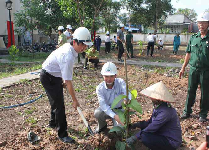 Các đại biểu tham gia trồng cây xanh