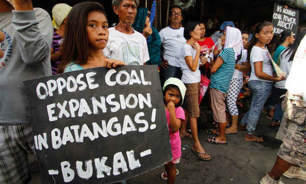 Các tổ chức môi trường và xã hội đã tổ chức một cuộc biểu tình ở trước nhà máy điện than và thị trường công ở Calaca, Batangas vào ngày 14/5, nhằm kêu gọi dừng việc mở rộng nhà máy. Ảnh: AC Dimatatac