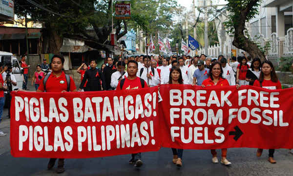Công dân Batangas, các nhà hoạt động chống sử dụng than và những người ủng hộ môi trường đã tập hợp và tuần hành từ Batangas Provincial Capitol đến Lyceum của Đại học Philippines để nhắc nhở các ứng viên địa phương điều hành văn phòng loại bỏ năng lượng bẩn ra khỏi bục giảng của họ. Ảnh: AC Dimatatac