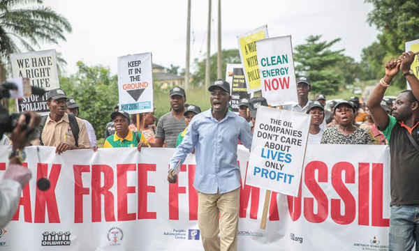 Henry, 24 tuổi, người tham gia vào cuộc biểu tình cho biết: “Tôi tin rằng thế hệ của chúng tôi là những người đầu tiên phải gánh chịu những hậu quả và cũng là những người cuối cùng ngăn chặn điều này”. Ảnh: Babawale Obayanju