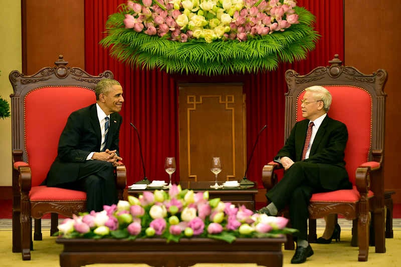 Con gái Tổng thống Obama phục vụ trong nhà hàng hải sản