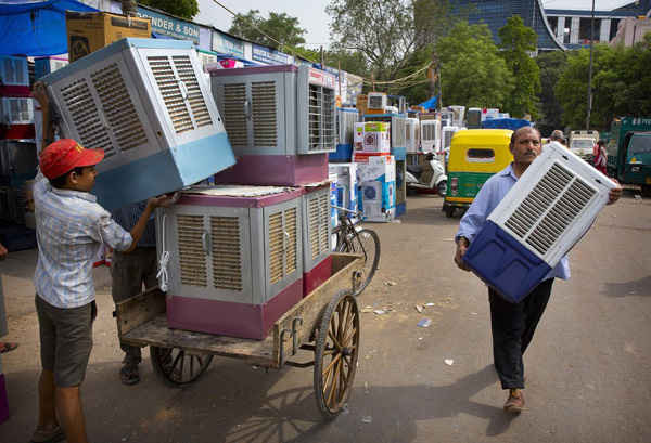 Máy làm mát không khí được bán tại một chợ bán buôn ở Delhi. Ảnh: Manish Swarup / AP