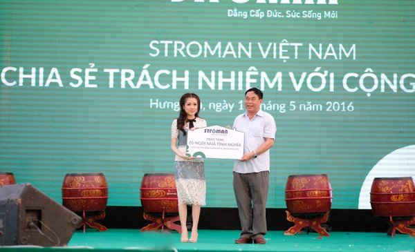 TGĐ Nguyễn Phương Anh trao 5 nhà tình nghĩa cho Đại diện lãnh đạo tỉnh Hưng Yên