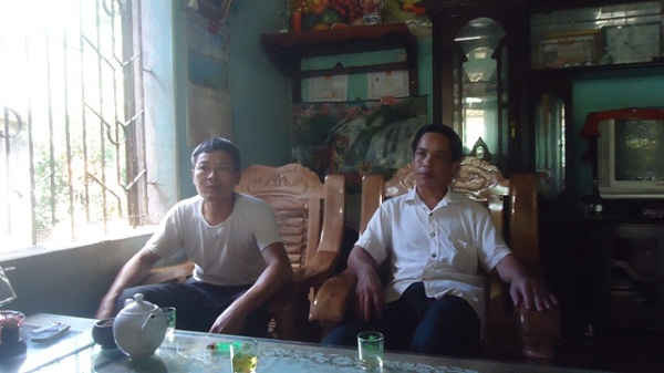 Ông Vi Văn Ứa – Bí thư Chi bộ và ông Lò Văn Xum – Trưởng thôn Nghịu, xã Xuân Hòa phản ánh nỗi bức xúc của người dân đến phóng viên.