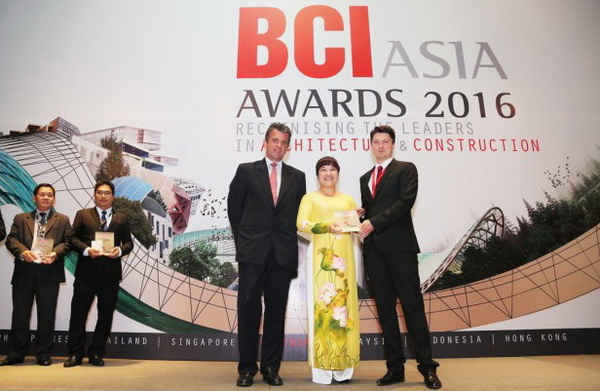 Bà Lưu Thị Thanh Mẫu – TGĐ Phuc Khang Corporation nhận giải thưởng Top Ten Developers – BCI Asia Awards 2016