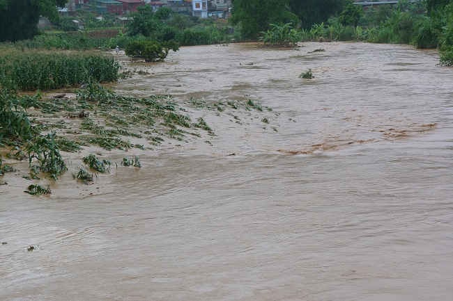 Lũ về trên suối Nậm La, TP Sơn La 