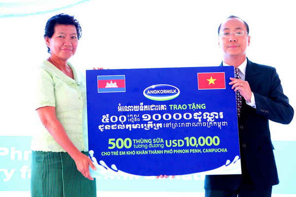 Tại chương trình, ông Đoàn Quốc Khánh - TGĐ Nhà máy sữa Angkor - đại diện Nhà máy đã gửi đến cho trẻ em nghèo của Phnompenh 500 thùng sữa nước trị giá tương đương 10.000 USD để góp phần cải thiện tình trạng dinh dưỡng cho trẻ em Campuchia