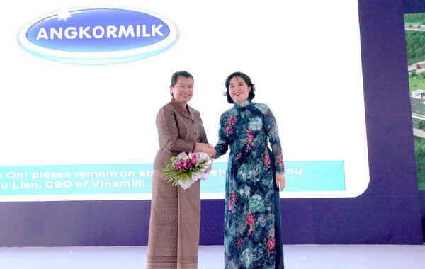 Bà Mai Kiều Liên - TGĐ Vinamilk gửi tặng hoa cảm ơn bà Men Sam On - Phó Thủ tướng Chính phủ Vương quốc Campuchia và Chính phủ Campuchia