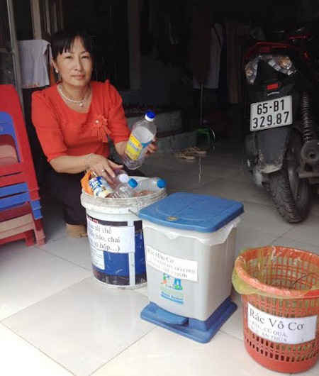 Để thuận tiện phân loại rác, hầu hết các hộ gia đình tại phường Trà An trang bị nhiều sọt chứa rác khác nhau