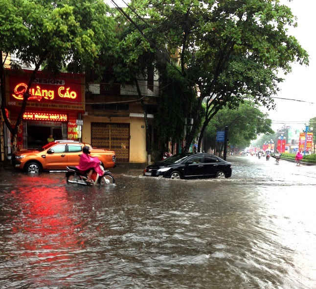 Mưa to gây ngập lụt tại một tuyến phố ở thành phố Lào Cai