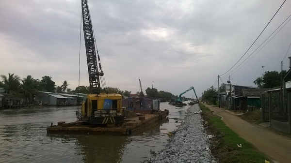 Kè mềm và lộ bê tông bờ Nam kênh Bạc Liêu - Cà Mau ở khu vực Trà Kha, phường 8, TP Bạc Liêu.